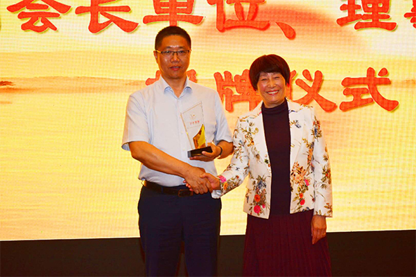 南方中老年食品成為“中國老年醫學學會理事單位”授牌儀式圓滿成功